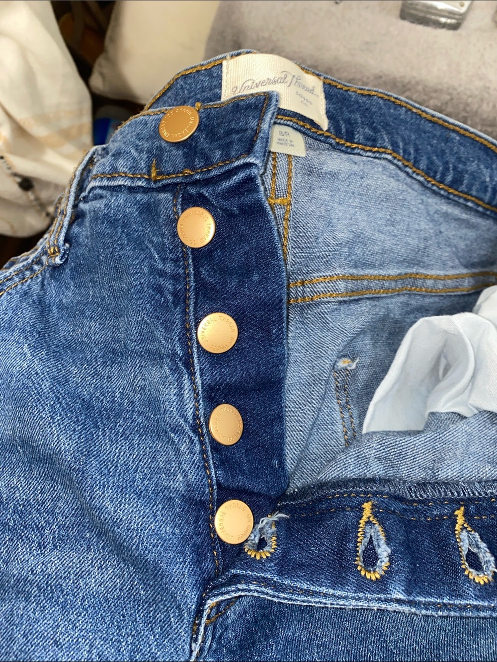 💋Adorable high rise 90’s slim Jeans frayed at the let holes! - Picture 9 of 11